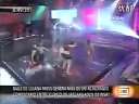 (搞笑)女歌手微博舞台表演时的惊人一幕.