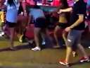 (时光每日搞笑)“强抢民女”,美国大兵街头被3个泰国女孩狂殴!