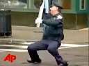 (时光每日搞笑)工作无聊吗?向他学学吧!