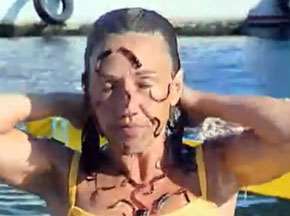 粘满恐怖水蛭的性感美女
