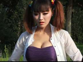 路人街头搭讪"胸"器女
