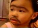妈捉弄女儿自己却笑喷