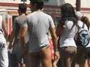 男子泡妞当街被扒裤子