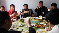 男子不满老乡敬酒将其捅死