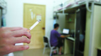 老师逼学生5分钟抽2包烟