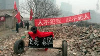 老汉自制"红衣大炮"抗强拆