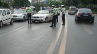 宝马女违章轧交警骂其"多余"