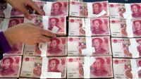 小伙拎200万现金上火车