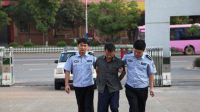 妻子见网友丈夫怒捅"情敌"