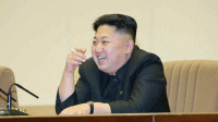 金正恩视察部队夹烟微笑