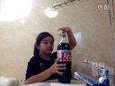 杯具萝莉玩可乐薄荷糖