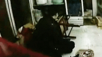 男子杀害厨师骑尸体上抽烟