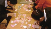 熊孩子撕钱现钞变碎片