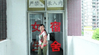 男校长查女生宿舍遇尴尬