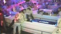 男子酒吧搭讪美女被捅