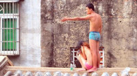 实拍小伙劫持女子逼其脱光