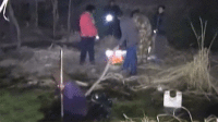 老太身陷河塘围观者只说不救