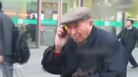 老父爱子追至车站送包子