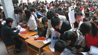 公务员:机关裁员一半无碍