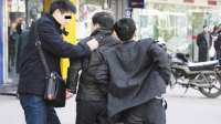 警察夫妇逛街顺手抓4个贼