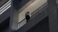 坠楼瞬间民警拽住轻生女子