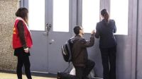 小伙向工作人员下跪求进站