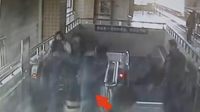 老人地铁内劝人戒烟被打