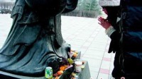 大学生祭拜孔子求"不挂科"