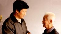 男子被请1碗面照顾恩人11年