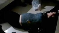 女子盗窃被发现喝浴液装死