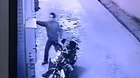 实拍犯罪同伙被锁门外怒骂