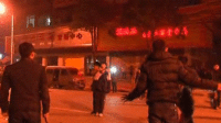 实拍民警冲向劫匪解救人质