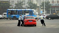 交警被违章车拖行30米