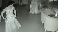 监拍奇葩男夜半婚纱店试装