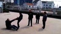 男子踹打老人为引父母关注
