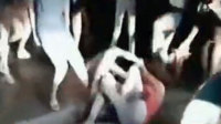 实拍女生用电棒群殴同学