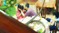 副教授公共场所亲吻少女
