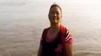 湖北大妈酒后游长江睡着