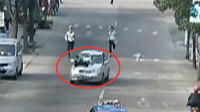 交警跳上引擎盖劝盗车贼停车