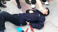城管“搞创新”:倒地执法