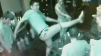 男子因天生斜眼惨遭飞踢
