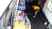 监拍男子棒打熟睡老人致死