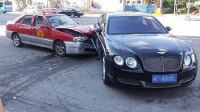 8万小车追尾800万豪车