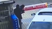 宝马男用钱怒砸六旬保安头