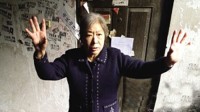 老人火场救人晕倒被救者跑光