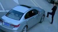 男子不满事故责任认定撞警车