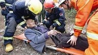 失明老人被子女遗弃荒山