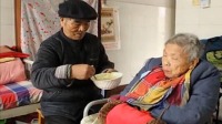 89岁老人照顾瘫痪妻女50年