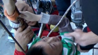 大叔冒死托举6岁男孩15分钟