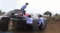 男子穿防弹衣持枪威胁民警